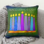 Almofada Hanukkah Bold Blue Canders Green Peace Love Light<br><div class="desc">"Paz, amor e luz." Uma ilustração lúdica, moderna e artística das velas de padrão de feto em uma menorah ajuda você a lançar no feriado de Chanucá. Velas azuis cortadas com padrões de folha de alumínio coloridas cobrem um fundo verde rico e profundo. Folha escura de cobre em fundo verde...</div>