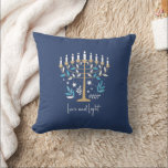 Almofada Hanukkah Love & Light Floral Menorah<br><div class="desc">Hanukkah Love & Light Floral Menorah Travesseiro decorativo. Personalize o texto personalizado acima. Você pode encontrar itens de coordenação adicionais na nossa coleção "Floral Hanukkah Menorah e Dreidel".</div>