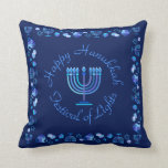 Almofada Hanukkiah Happy Hanukkah Holiday Menorah<br><div class="desc">Símbolo Hanukkiah. Feliz Festa de Hanukkah Feriado Judeu Menorah Azul. Decoração de Feriado Judeu Chanukkah com o símbolo decorativo tradicional de Chanuka - Marinho Blue color hanukkiah menorah, candelabro com velas, estrela de David e ilustração azul neon brilhante. Festa de Chanucá das Luzes Decoração do Evento. Jerusalém, Israel. Home >...</div>