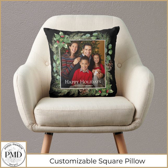 Almofada Happy Holidays Photo Wreath Greenery  (Happy Holidays Photo Wreath Botanical Greenery Throw Pillow with Name, Year, Photo.)