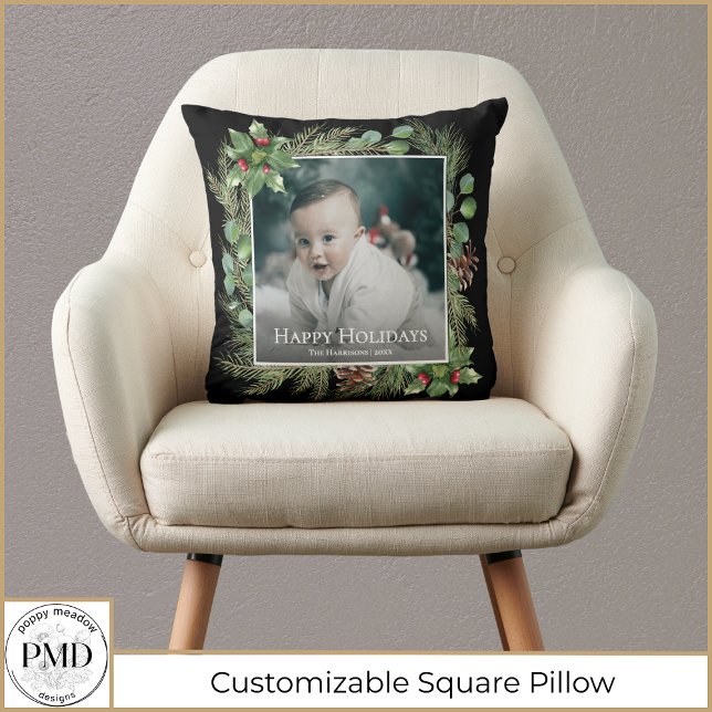 Almofada Happy Holidays Photo Wreath Greenery  (Happy Holidays Photo Wreath Greenery Botanical Christmas Throw Pillow with Name, Year, Photo.)