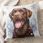 Almofada Happy Labrador Retriever Snow Puppy Dog<br><div class="desc">Apresentando a adição perfeita ao seu decoro de Natal - nossos travesseiros de Natal Labrador Retriever! Disponíveis em labrador preto, amarelo ou chocolate, esses travesseiros são incontornáveis para qualquer amante de cachorro. Escolha entre cenas de lareira confortáveis, cachorros alegres na neve, ou cachorros-labradores festivos para fazer seu espaço vivo se...</div>