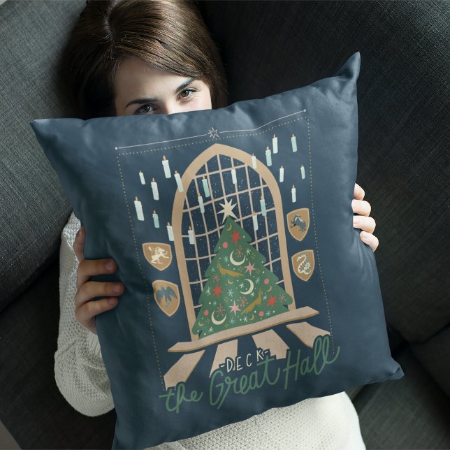 Almofada Harry Potter | Decore o Grande Salão (Person holding pillow)