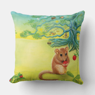 Almofada Hazel Dormouse comendo morango selvagem  