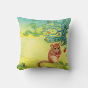 Almofada Hazel Dormouse comendo morango selvagem 