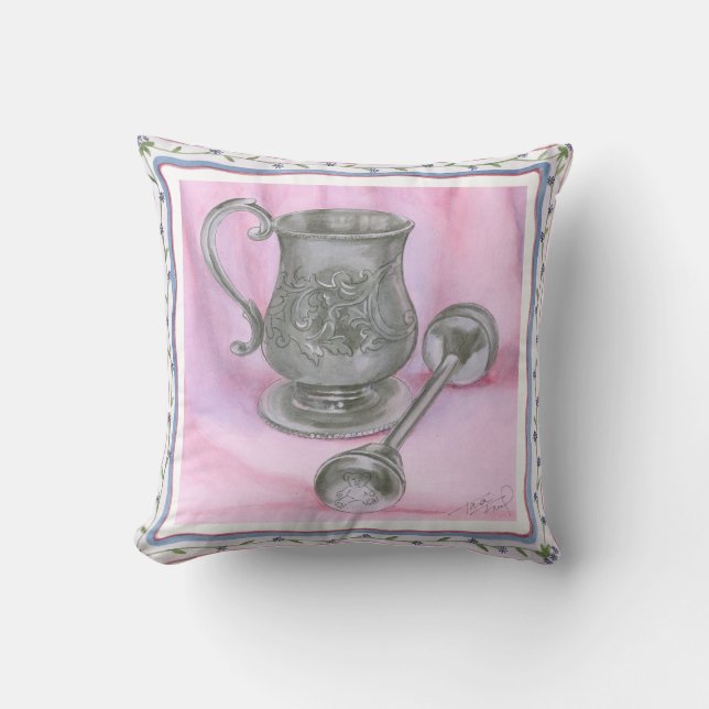 Almofada Heirloom Cup e Rattle no fundo roxo (Frente)