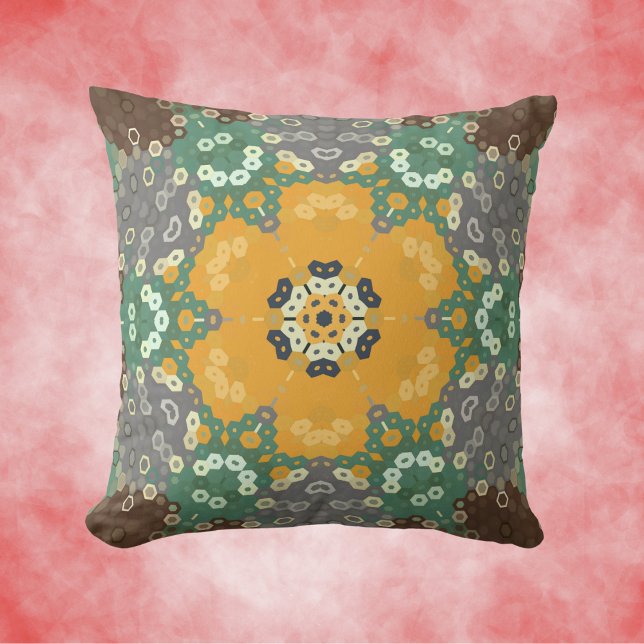 Almofada Hex Mandala Amarelo Teal e Marrom (Yellow Teal and Brown Hexagon Mandala Throw Pillow by Wormhole Orbital.)