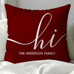 Almofada Hi- Script Burgundy Personalizado<br><div class="desc">Bem-vindos convidados com um toque quente e na moda usando este travesseiro decorativo personalizado. Apresentando um moderno script "hi" e um nome de família personalizável,  este travesseiro burgundy complementa vários estilos de decoração residencial. Perfeito por adicionar um toque pessoal à sua sala de estar ou ao seu quarto.</div>