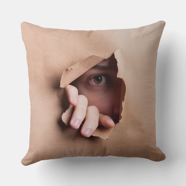 Almofada Hidden Gaze: Eye Peering Through Torn Kraft Paper (Verso)