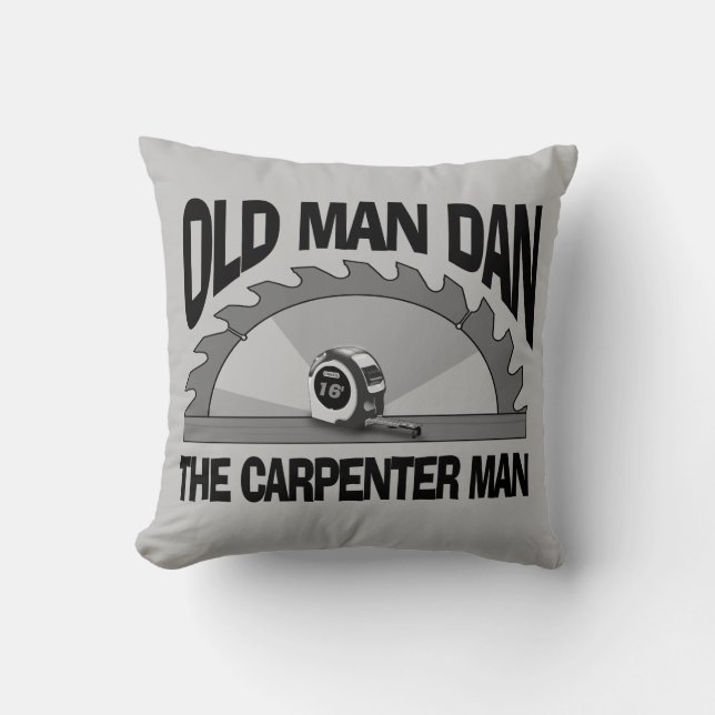 Almofada Homem Velho Dan Carpenter Man Lumber Builder Engra (Frente)