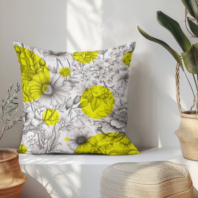 Almofada Horário florido de Verão Amarelo-Retrófonos (Modern floral throw pillow with black and white sketch flowers and bright yellow retro circles.)
