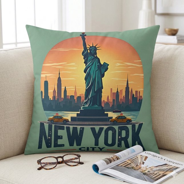 Almofada Horizonte Retro de Nova York com a Estátua da Libe (Retro New York City Skyline with Statue of Liberty Throw Pillow Mockup A)