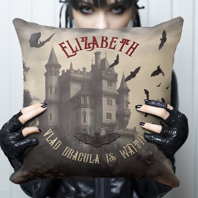 Almofada Hunting Retro Horror Dracula, Castelo Gótico (Perfect Gothic bedroom Decor, Gothic gift for Gothic Daughter. Just add you name and a message.)