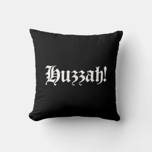 Almofada Huzzah! {Tipografia medieval}