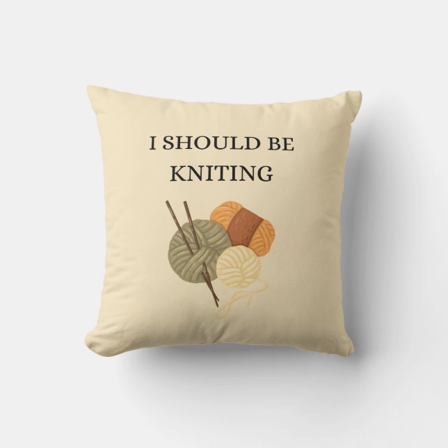 Almofada "I Should Be Knitting" Decorative Throw Pillow (Frente)