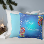 Almofada Icy Blue Winter Stars & Holly Felry Christmas<br><div class="desc">Elevem o vosso decoro de férias com os nossos belos travesseiros decorativos de Natal. Adorada com amoras vibrantes e vermelhas contra um fundo azul-sereno gelado, é a adição perfeita ao seu espaço festivo ou lista de presentes. A frente mostra orgulhosamente "Feliz Natal", enquanto a parte de trás lhe permite adicionar...</div>
