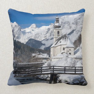 Almofada Igreja na neve com montanhas alpes