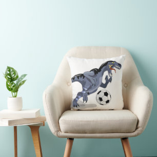 Almofada Ilustração De Um Dinossauro Raptor Jogando Futebol