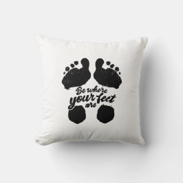 Almofada Impressão de "Estar onde estão seus pés" preto e b