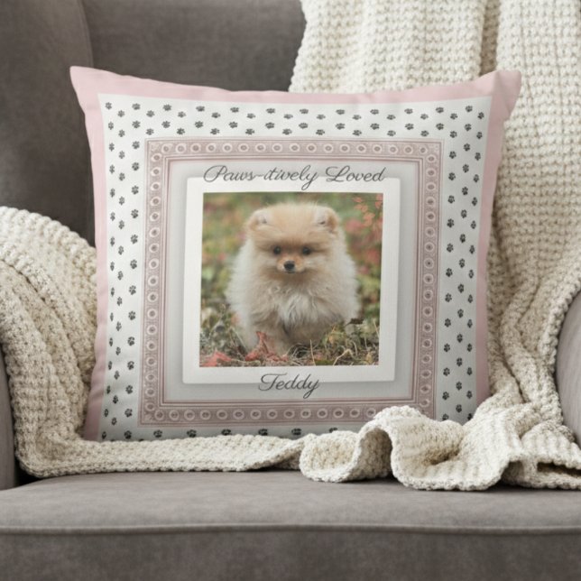 Almofada Impressão de Garpa Chic para Cachorro Foto (Detailed close-up of a personalized "Paws-itively Loved" pet pillow on a chic grey accent chair.)