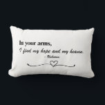 Almofada "In Your Arms" Script Love<br><div class="desc">Celebre o amor e a conexão com este design sincero que apresenta a citação atemporal: "Nos seus braços, encontro minha esperança e meu céu." A combinação de letra elegante e fonte serifada clássica, contra um fundo preto, cria uma estética romântica e serena. Um coração delicado e floreio sublinham a mensagem,...</div>