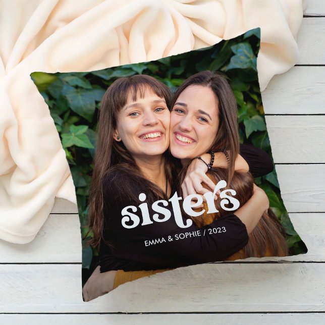 Almofada Irmãs | Sobreposição de texto boho com duas fotos (A retro and boho style photo pillow for your sister)