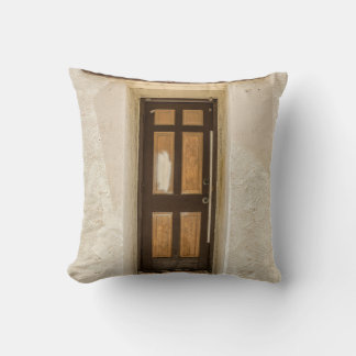 ALMOFADA JANELA DE MADEIRA ROWN NA PAREDE DE CONCRETO BRANC