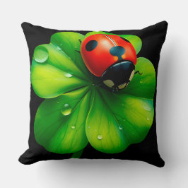 Almofada Joaninha em uma Folha Coberta de Orvalho