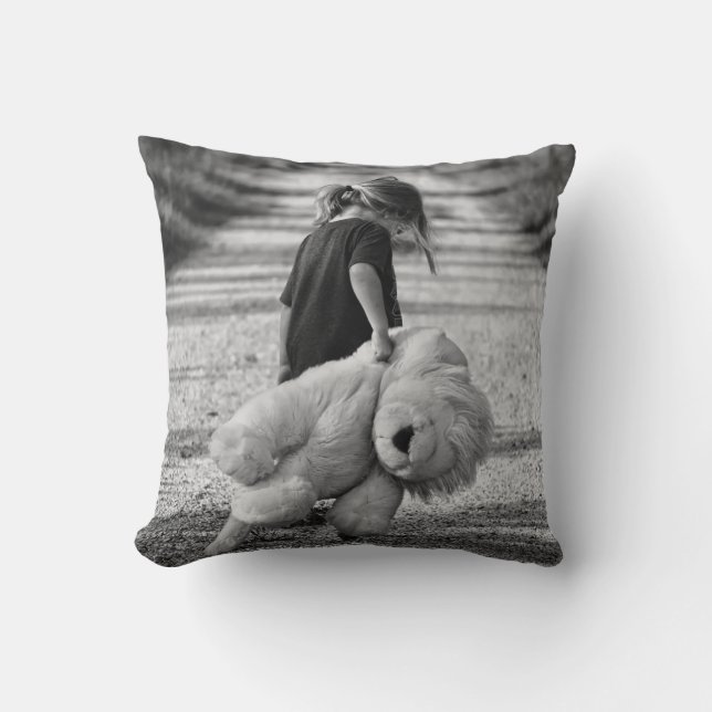 Almofada Jovens caminhando sozinhas com seu urso (Frente)