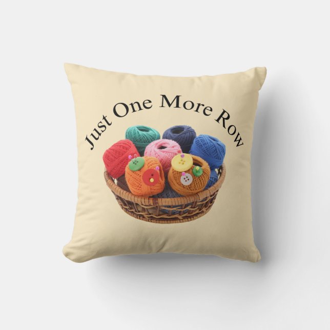 Almofada Just One More Row Knitting Pillow - Yarn Basket (Frente)