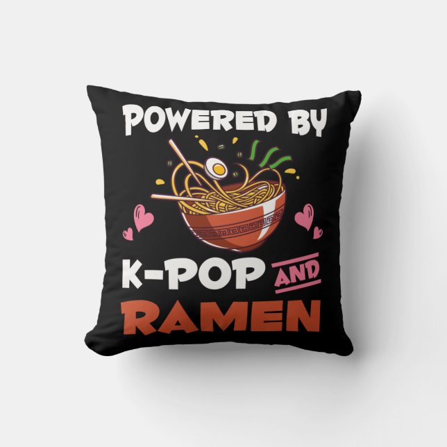 Almofada Kawaii Noodles Kpop, viciado por K-pop e Ramen (Frente)