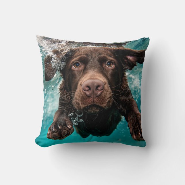 Almofada Labrador Chocolate Alegre Nadando Submerso (Frente)
