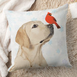 Almofada Labrador de Natal do laboratório amarelo<br><div class="desc">Decorem sua casa nesta temporada de festas com este adorável travesseiro de Natal Amarelo Labrador e Cardeal e decoração correspondente. Este travesseiro de natal labrador amarelo será um favorito entre amantes do labrador. Visite nossa coleção para ver cartões de natal de laboratório amarelos, decoração doméstica e presentes. COPYRIGHT © 2020...</div>