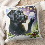 Almofada Labrador Retriever Cachorro Inverno Natal<br><div class="desc">Apresentando a adição perfeita ao seu decoro de Natal - nossos travesseiros de Natal Labrador Retriever! Disponíveis em labrador preto, amarelo ou chocolate, esses travesseiros são incontornáveis para qualquer amante de cachorro. Escolha entre cenas de lareira confortáveis, cachorros alegres na neve, ou cachorros-labradores festivos para fazer seu espaço vivo se...</div>