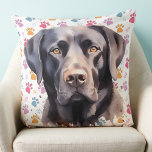 Almofada Labrador Retriever Cachorro Trendy Colorful Paw Pr<br><div class="desc">Apresentando nosso Travesseiro Labrador Retriever, a adição perfeita a qualquer coleção de decorações caseiras de qualquer amante de cachorro. Disponível em laboratórios de preto, amarelo ou chocolate, este travesseiro apresenta impressões coloridas em uma pata retrô, porém moderna. Projetado para amantes de labrador, criadores, mães de cães e pais, este travesseiro...</div>