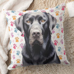 Almofada Labrador Retriever Colorful Paw Imprime Cachorro<br><div class="desc">Apresentando nosso Travesseiro Labrador Retriever, a adição perfeita a qualquer coleção de decorações caseiras de qualquer amante de cachorro. Disponível em laboratórios de preto, amarelo ou chocolate, este travesseiro apresenta impressões coloridas em uma pata retrô, porém moderna. Projetado para amantes de labrador, criadores, mães de cães e pais, este travesseiro...</div>