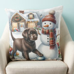 Almofada Labrador Retriever Puppy Dog Snowman Natal<br><div class="desc">Apresentando a adição perfeita ao seu decoro de Natal - nossos travesseiros de Natal Labrador Retriever! Disponíveis em labrador preto, amarelo ou chocolate, esses travesseiros são incontornáveis para qualquer amante de cachorro. Escolha entre cenas de lareira confortáveis, cachorros alegres na neve, ou cachorros-labradores festivos para fazer seu espaço vivo se...</div>