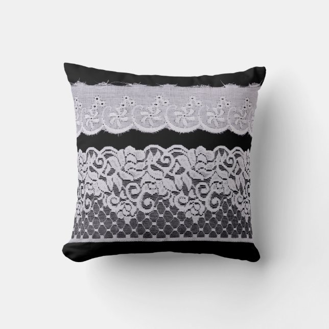 Almofada Lace Ornamental Branco isolado em fundo preto (Frente)