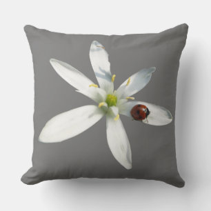 Almofada Ladybug em White Flower Cust. Travesseiro decorati