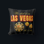 Almofada Las Vegas acende o Sr. & Sra. Newlyweds | preto<br><div class="desc">Na moda, travesseiro decorativo de glam apresenta Las Vegas em luzes, dados rolantes, chip de casino personalizável - presente de recordação perfeito para o novo Sr. & Sra. Use o botão PERSONALIZAR TI para personalizar com seu próprio texto. Convites correspondentes e outros produtos disponíveis. Para perguntas/pedidos, correio eletrônico: cheryl@cheryldanielsart.com. design...</div>