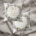 Almofada lavanda de aniversário de casamento do Ouro 50º Fl<br><div class="desc">Com uma delicada camada de lavanda floral de aquarela,  este travesseiro botânico de 50 anos de casamento pode ser personalizado com suas informações especiais de aniversário em um texto elegante de ouro. Projetado por Thisnotme©</div>