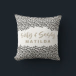 Almofada Leopard imprimiu sessenta e sassy presente de 60 a<br><div class="desc">Leopard imprime sessenta e sassy design de presente de 60 anos. Parte de uma coleção de impressões digitais de animais.</div>