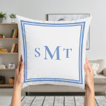 Almofada Letra azul e branca três letras monograma<br><div class="desc">Crie o seu próprio travesseiro decorativo monográfico personalizado com três letras de monograma em cor azul.</div>