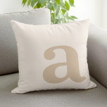 Almofada Letra bege neutro Elegante monograma inicial<br><div class="desc">Letra monográfica moderna elegante inicial. Personalizar para presentes personalizados monogramados e muito mais.</div>