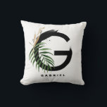 Almofada Letra G Monograma | Palma tropical personalizada<br><div class="desc">Travesseiro de monograma G personalizável com folha de palma tropical de cor aquosa, folha de folha de folha de ouro falso e relevo de pincel de aquarelas pretas. Personalize este travesseiro de monograma tropical adicionando seu nome ou outros detalhes. Este travesseiro da letra G monograma será perfeito como presente. Outras...</div>