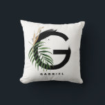Almofada Letra G Monograma | Palma tropical personalizada<br><div class="desc">Travesseiro de monograma G personalizável com folha de palma tropical de cor aquosa, folha de folha de folha de ouro falso e relevo de pincel de aquarelas pretas. Personalize este travesseiro de monograma tropical adicionando seu nome ou outros detalhes. Este travesseiro da letra G monograma será perfeito como presente. Outras...</div>