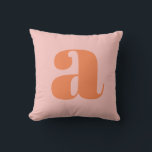 Almofada Letra Inicial Monograma Negrito Laranja Rosa Perso<br><div class="desc">Este travesseiro apresenta uma inicial laranja superdimensionada em um fundo rosa suave. O design de letra gráfico e ousado torna-o uma adição divertida e personalizada a um quarto,  dormitório ou berçário. Totalmente personalizável com qualquer letra. Faz um ótimo presente para aniversários,  feriados ou volta às aulas.</div>
