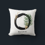 Almofada Letra O Monograma Palm Sai Tropical<br><div class="desc">Letra personalizável O travesseiro monograma com folha de palma tropical de cor aquosa, folha de folha de folha de ouro falso e acentos de pincel de aquarelas pretas. Personalize este travesseiro de monograma tropical adicionando seu nome ou outros detalhes. Este travesseiro da letra O monograma será perfeito como presente. Outras...</div>