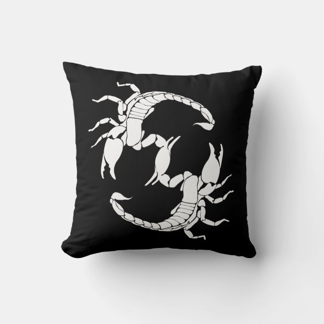 Almofada Letra Preta e Branca S - Dois Escorpiões (Frente)