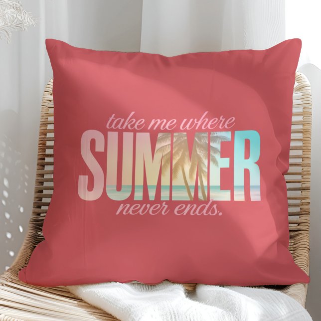 Almofada "Leva-me onde o verão nunca termina" Citação tropi ("Take Me Where Summer Never Ends" Tropical Quote Throw Pillow on a sunny rattan armchair.)